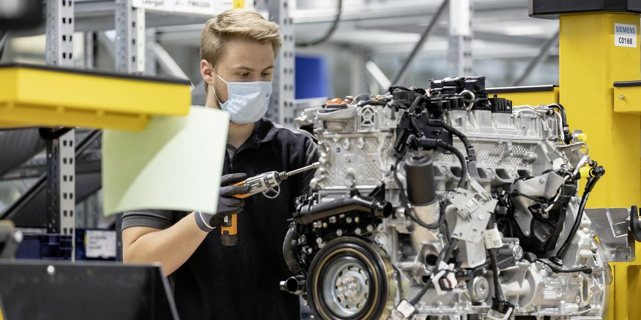 Motorenproduktion im Mercedes-Benz Werk Stuttgart-Untertürkheim: Der Standort soll für die E-Mobilität fit gemacht werden, doch der Weg dahin ist strittig.