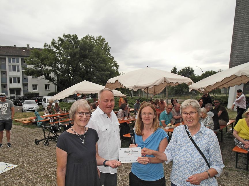 Karin Wagner (links) und Susanne Krümpel (rechts) vom Weltladen Sindelfingen haben mit dem geschäftsführenden Pfarre Jens Junginger (Zweiter von links) bei der ersten Auflage des Sommerfestes der Gesamtkirchengemeinde Sindelfingen das Siegel „Faire Gemeinde“ von Mareike Ehrhardt von der Landesstelle „Brot für die Welt“ überreicht bekommen. Bild: Staber