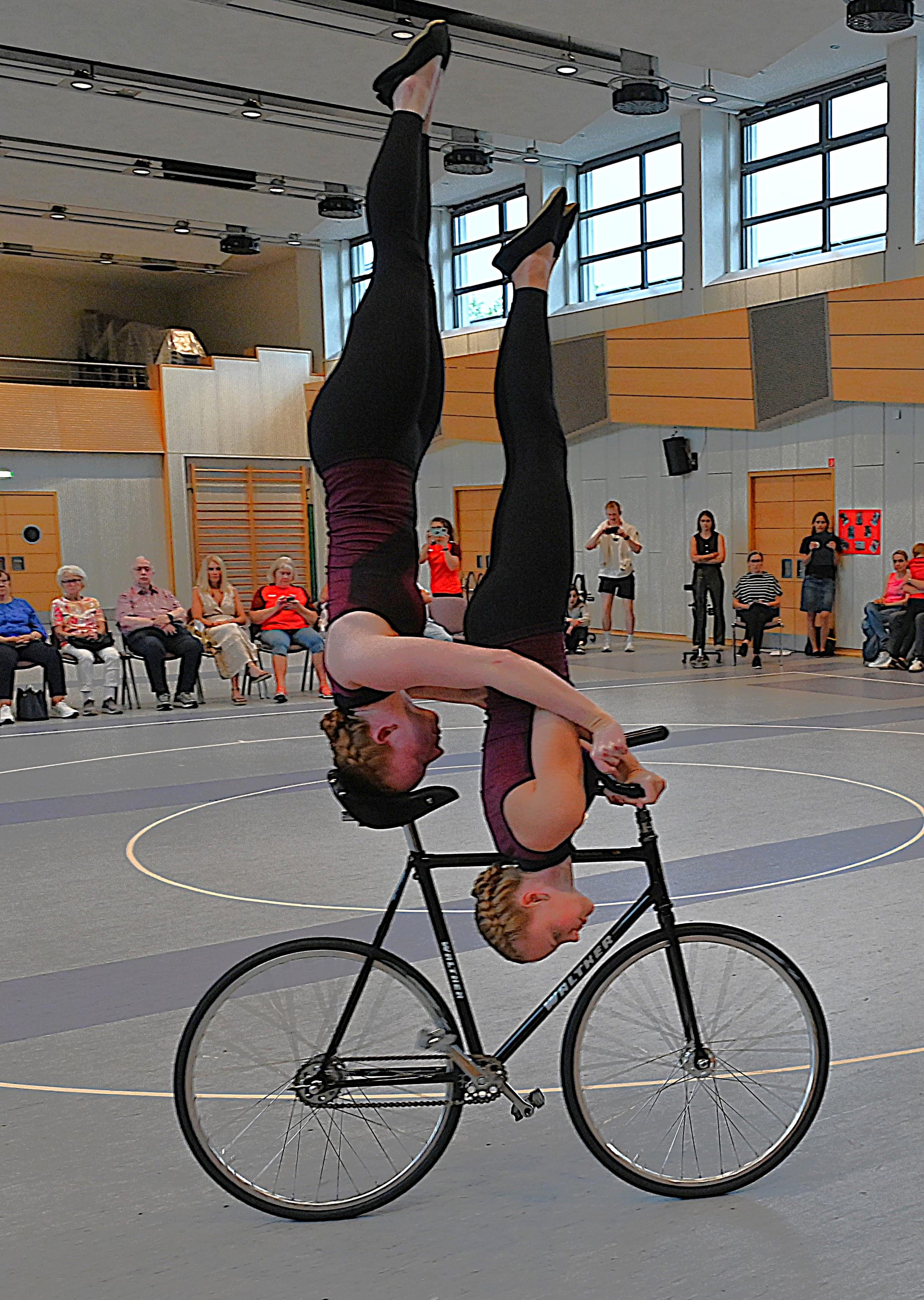 Jessie Hasmüller (links) und Nena Lichy qualifizierten sich in Mönchengladbach mit dem Gewinn des Deutschland-Pokals für die Deutschen Meisterschaften. Bild: Reichert