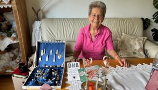 Inge Burkhardt mit Ringen, Anhängern, kleinen Ständern für Karten und anderen Objekten, die aus altem Silberschmuck entstanden sind und zugunsten kranker Kinder verkauft werden.