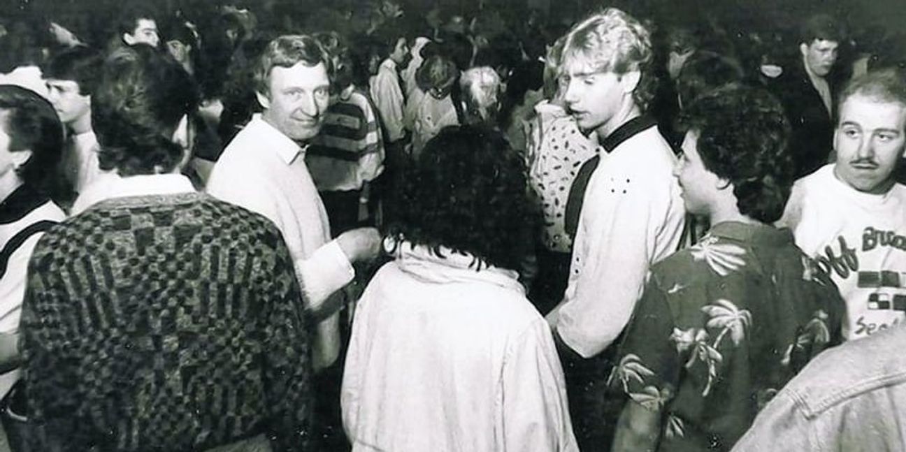 Ein Bild aus den 80er Jahren: Hans-Adolf Bode mitten unter den Gästen bei einer der legendären Bode-Partys.