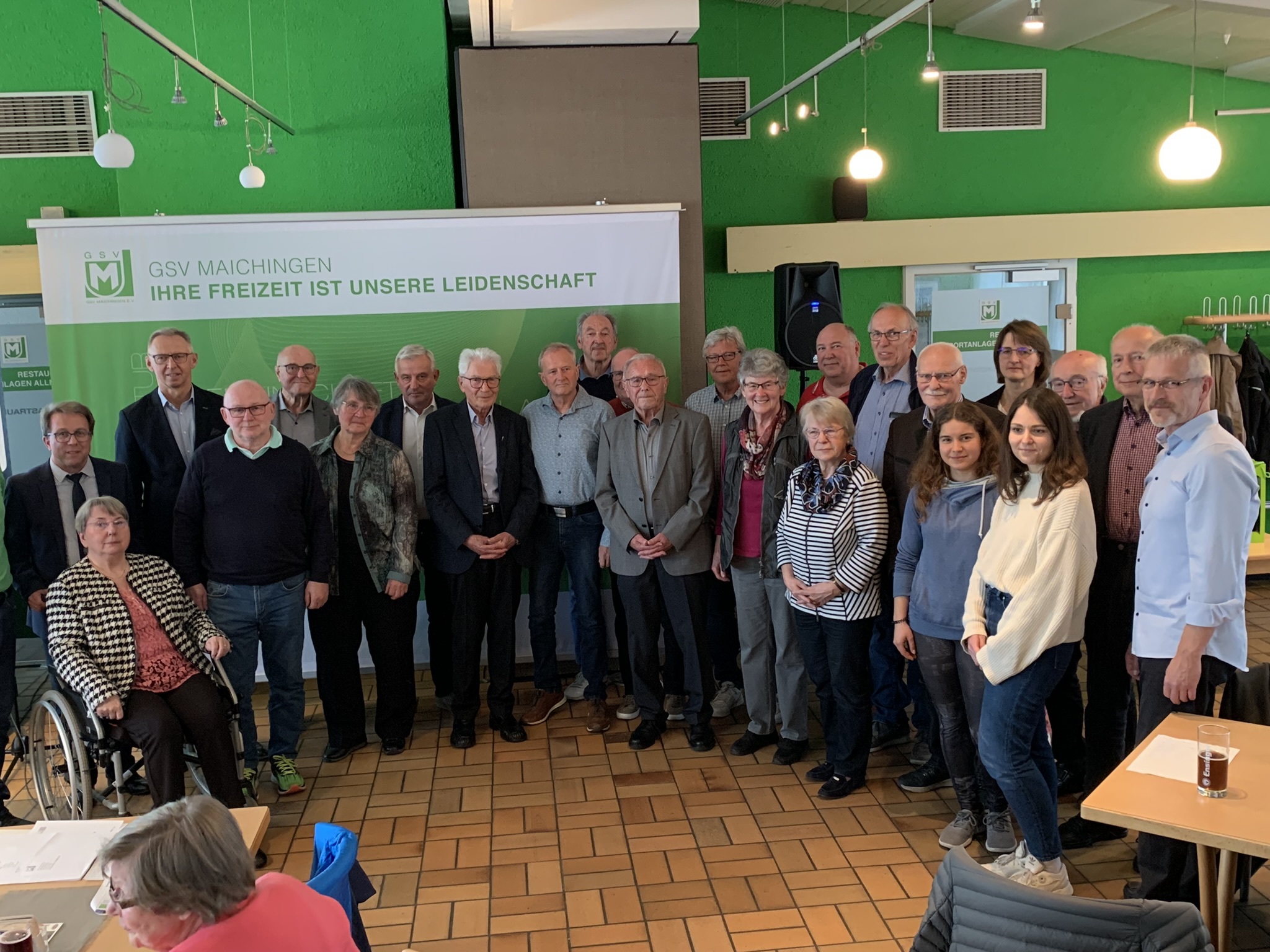 Karin Hiller, Ortvorsteher Wolfgang Stierle, Bürgermeister Christian Gangl, Karl Rupp, Siegfried Ruoff, Anne Scheeff, Werner Klauss,  Manfred Schneider, Karl-Heinz Beuttler, Roland Stolz, Rolf Pogadl (leicht verdeckt), Herbert Berner, Peter Henoch,  Elfriede Stähle, Michael Schellwies, Willibald Röschl, Krimhild Schetetzka, Bernhard Schetetzka, Marianne Ilgenfritz (hinten), Paula Schmidt (vorne), Robert Tatzel, Ramona Brodmann, Helmut Rieder, Rainer Ansel (von links). Bild: Holzapfel