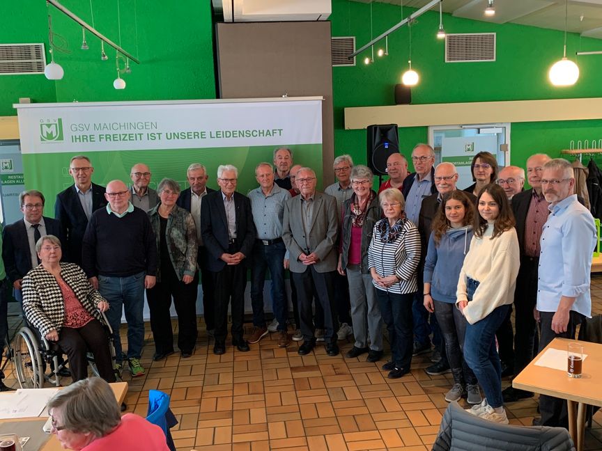 Karin Hiller, Ortvorsteher Wolfgang Stierle, Bürgermeister Christian Gangl, Karl Rupp, Siegfried Ruoff, Anne Scheeff, Werner Klauss,  Manfred Schneider, Karl-Heinz Beuttler, Roland Stolz, Rolf Pogadl (leicht verdeckt), Herbert Berner, Peter Henoch,  Elfriede Stähle, Michael Schellwies, Willibald Röschl, Krimhild Schetetzka, Bernhard Schetetzka, Marianne Ilgenfritz (hinten), Paula Schmidt (vorne), Robert Tatzel, Ramona Brodmann, Helmut Rieder, Rainer Ansel (von links). Bild: Holzapfel