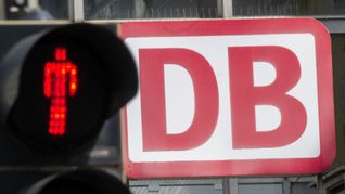 Auf Bahnkunden könnten in diesem Jahr Preiserhöhungen zukommen. (Symbolbild)