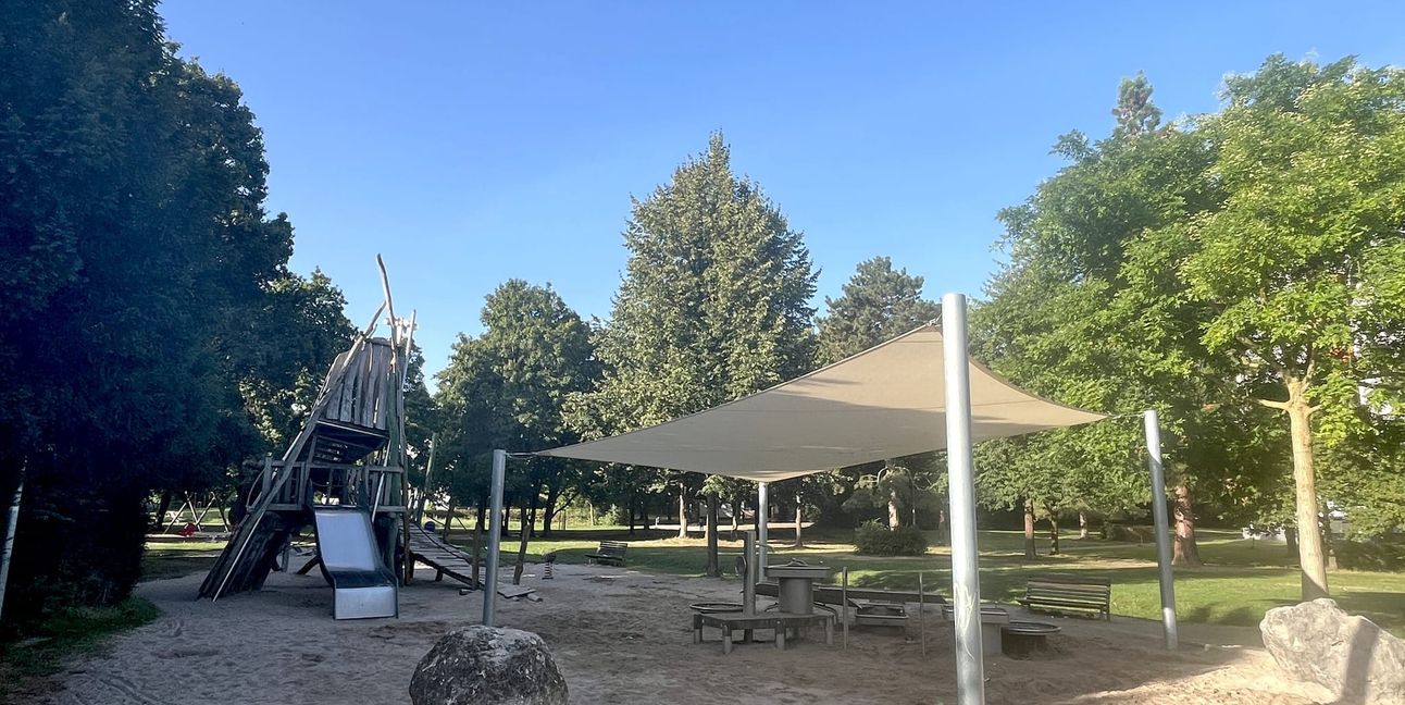 Am Spielplatz im Böblinger Stadtgarten können kleine und große Besucher an heißen Tagen Schutz im Schatten finden.