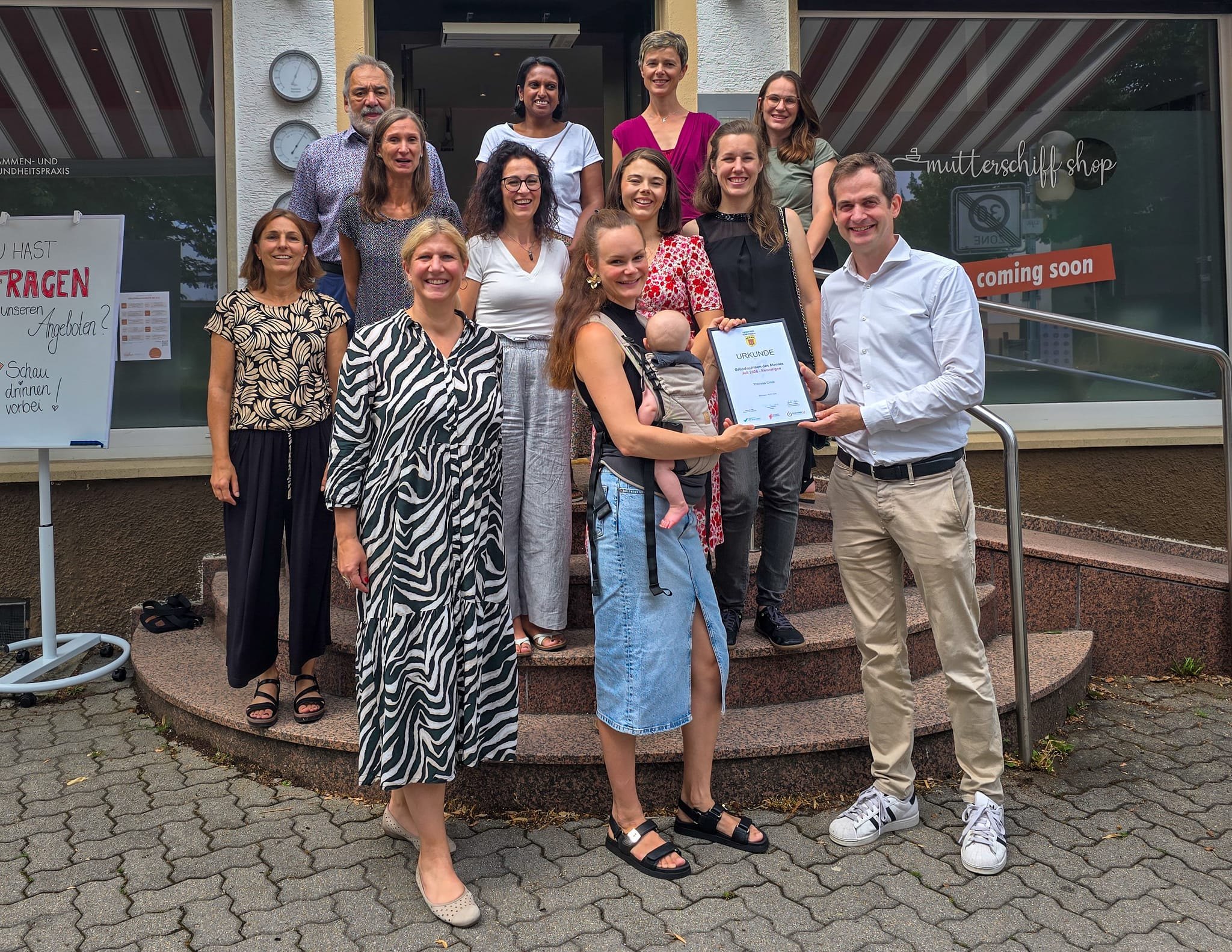 Bei der Preisübergabe (erste Reihe von links): Melanie Hettmer, Bürgermeisterin Renningen; 
Theresa Orlob (Gründerin des Monats Juli) und Dr. Sascha Meßmer (Kreiswirtschaftsförderer Landkreis Böblingen) freuen sich gemeinsam mit dem Team.