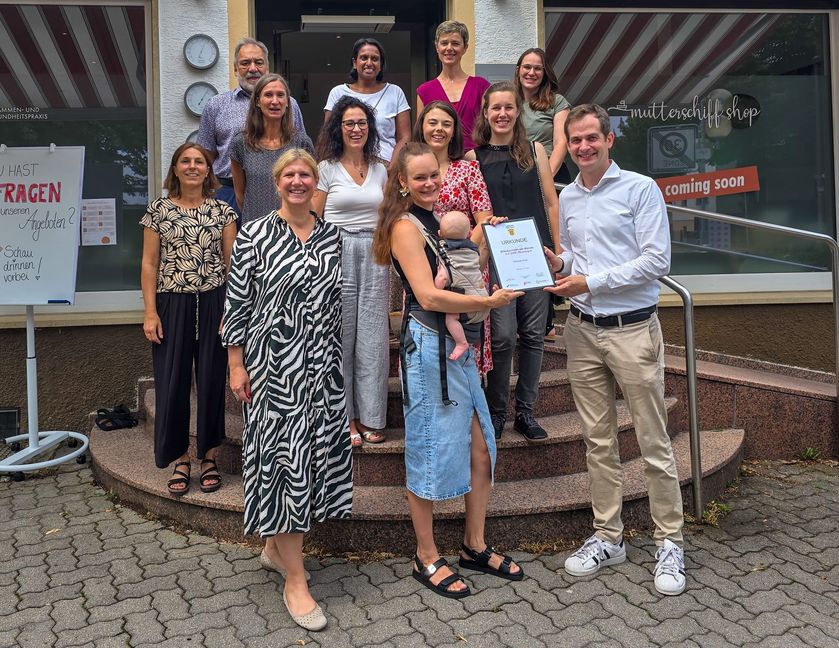 Bei der Preisübergabe (erste Reihe von links): Melanie Hettmer, Bürgermeisterin Renningen; 
Theresa Orlob (Gründerin des Monats Juli) und Dr. Sascha Meßmer (Kreiswirtschaftsförderer Landkreis Böblingen) freuen sich gemeinsam mit dem Team.