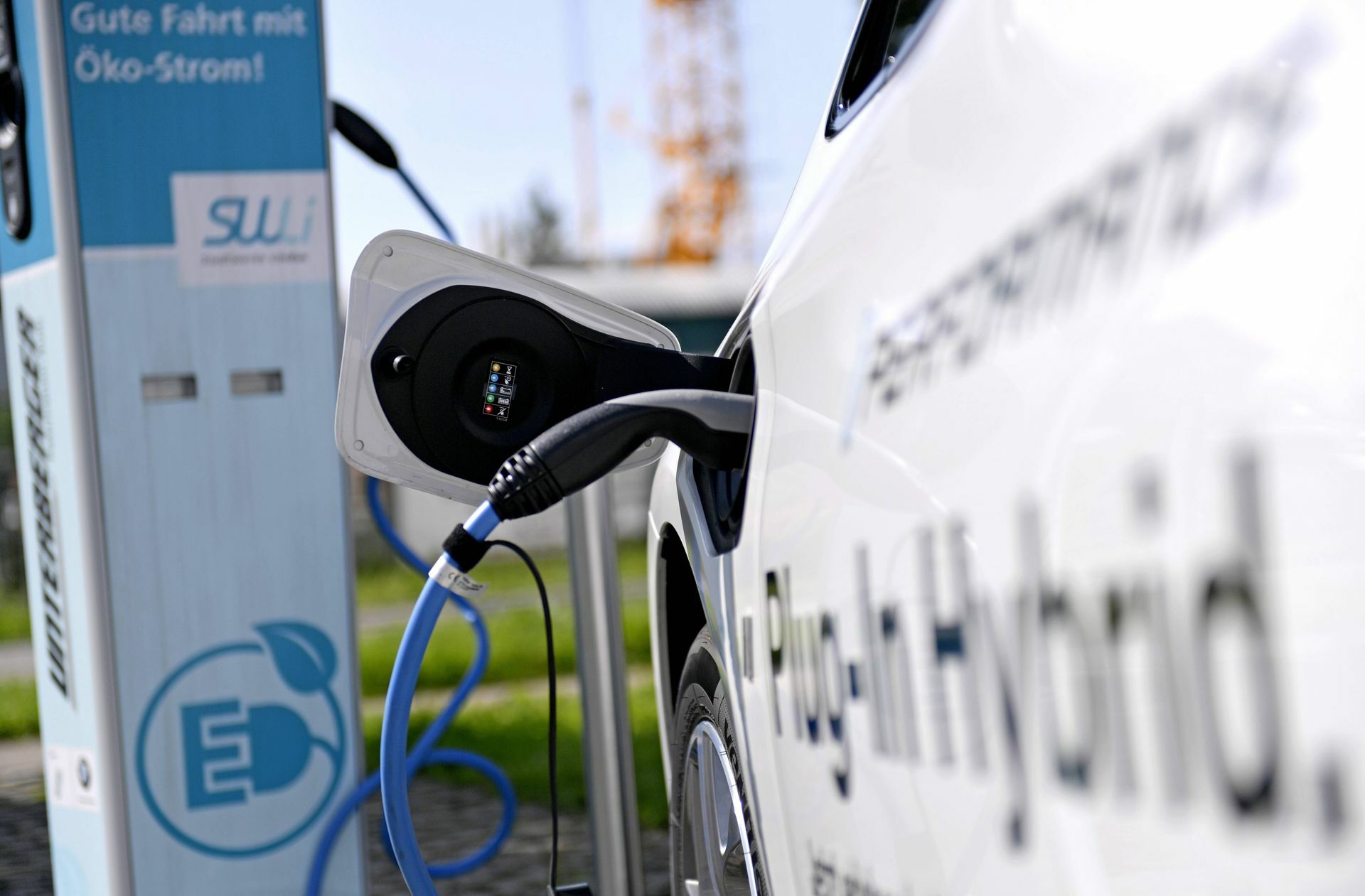 Auch Plug-in-Hybride zählen zu den geförderten E-Mobilen. Foto: imago/MiS/Bernd Feil