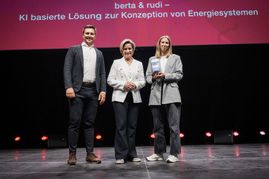 Bei der Auszeichnung in Stuttgart (von links): Lukas Obermüller (DBI AG / berta & rudi), Dr. Nicole Hoffmeister-Kraut (baden-württembergische Ministerin für Wirtschaft, Arbeit und Tourismus) und Caroline Pupelis (DBI AG / berta & rudi).