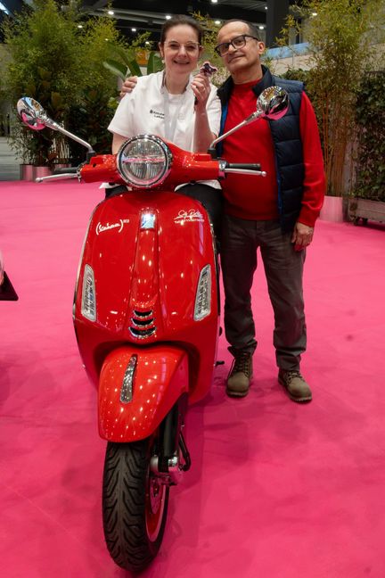 Der Hauptgewinn: Eine rote Vespa.