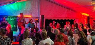 Andreas Hammerschmidt sorgt mit seinen „Schlagerbengeln“ für die musikalische Unterhaltung bei den Gartenfreunden Sindelfingen.