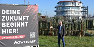 Erich Steiner sucht Personal. Im Hintergrund der Unternehmenssitz der Zweygart-Fachhandelsgruppe in Gärtringen.