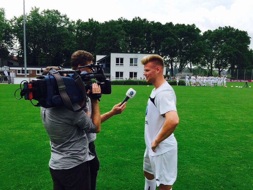 Dzenis Skrijelj gibt beim Vorspielen in Dortmund ein Interview für die TV-Doku rund um das so- genannte Traumspiel. Ein paar Stunden später ist klar: Der Böblinger ist am Samstag tatsächlich dabei. Bild: z