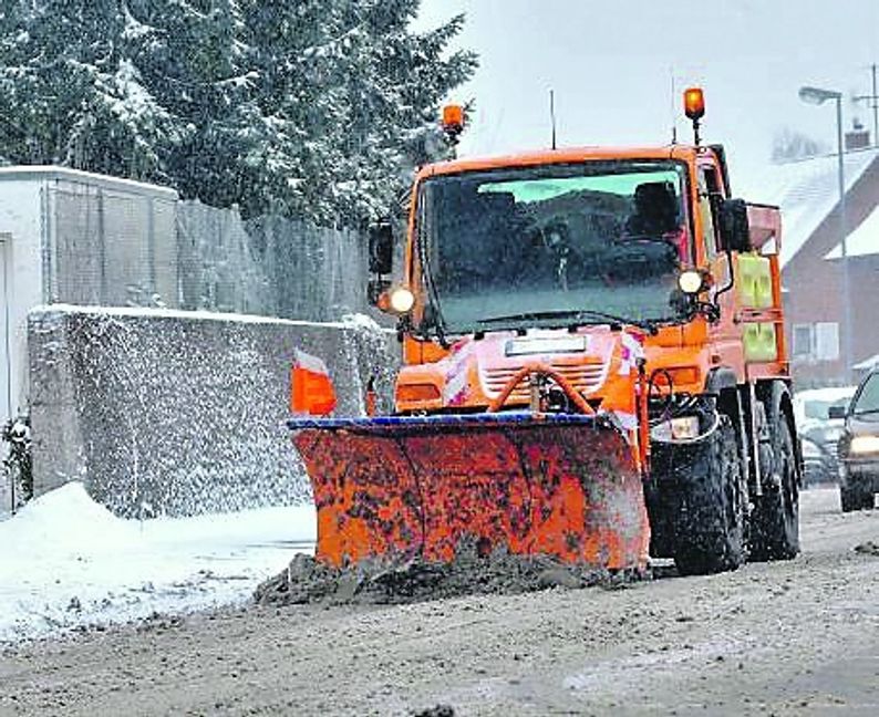Ein Räumfahrzeug im Einsatz. Ab 3 Uhr in der Frühe wird ausgerückt. Bild: z
