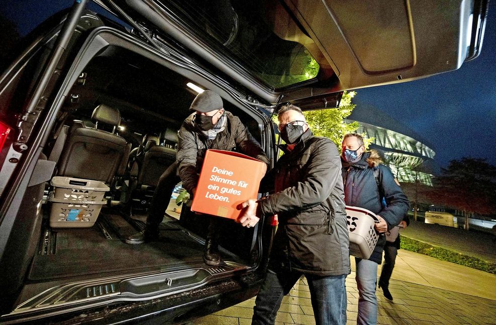 Vor der Daimler-Zentrale: IG-Metall-Bezirksleiter Roman Zitzelsberger (links) und seine Mitstreiter von Gewerkschaft sowie Betriebsrat vor der Übergabe der gut 50 000 Postkarten.

Foto: dpa