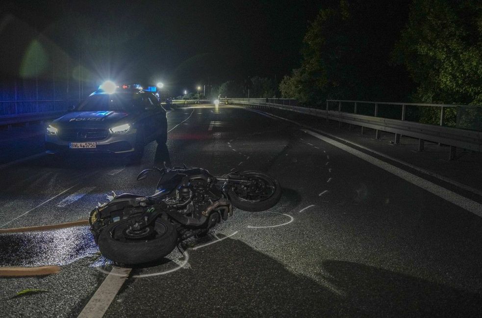 Nach ersten Informationen der Polizei befuhr der 57-jährige Motorradfahrer die Autobahn aus Richtung Stuttgart kommend,