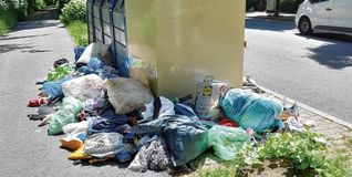 Müll an den Containern beim Hotel Eichholz Ende Oktober: "Der Müll wird weggeräumt und drei Stunden später fängt das Ganze von vorne an."