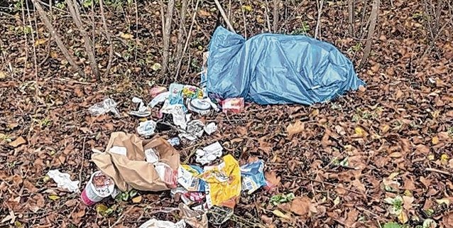 Familie Plitzko ärger sich über den Müll in der Weidenstraße.