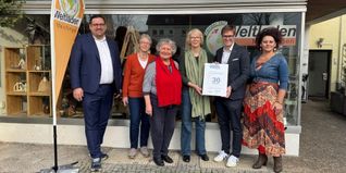 Oberbürgermeister Markus Kleemann (Zweiter von rechts) übbereicht anlässlich des 30-jährigen Bestehens des Eine- Welt-Ladens -Maichingen die Ehrenurkunde an die Vorsitzende Sabine Kober (Dritte von rechts) Bild: