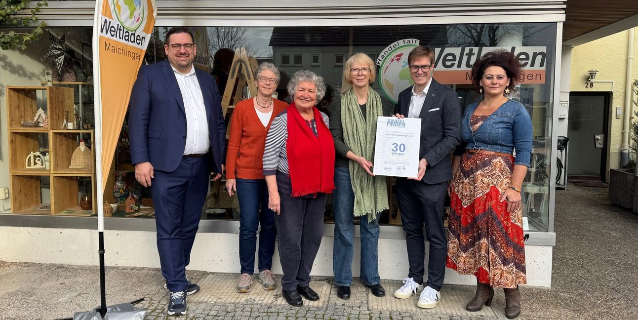 Oberbürgermeister Markus Kleemann (Zweiter von rechts) übbereicht anlässlich des 30-jährigen Bestehens  des Eine- Welt-Ladens -Maichingen die Ehrenurkunde an die Vorsitzende  Sabine Kober (Dritte von rechts) 	Bild: