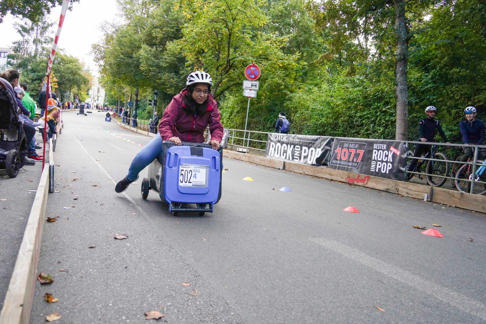 Auch auf Mülltonnen lässt es sich rasant bergab rollen.