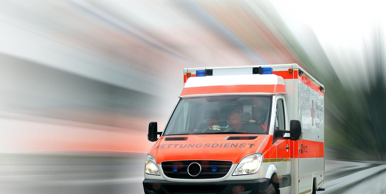 Eine 38-Jährige verletzte sich in dem Bus. 
	Bild: Adobe Stock