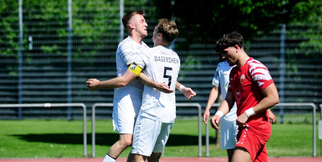 Die Dagersheimer Marco Bernhardt (links) und Yannick Dannecker können am Ende eventuell doch noch den Bezirksliga-Klassenverbleib bejubeln.