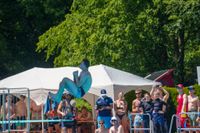 Hier darf es gerne kräftig spritzen: Splash Diving im Sindelfinger Freibad.