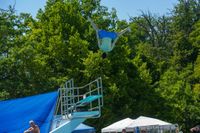 Hier darf es gerne kräftig spritzen: Splash Diving im Sindelfinger Freibad.
