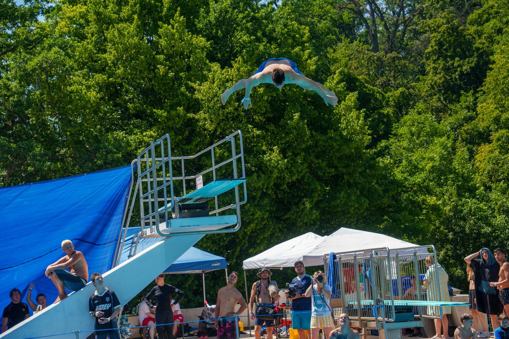 Hier darf es gerne kräftig spritzen: Splash Diving im Sindelfinger Freibad.