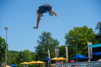 Hier darf es gerne kräftig spritzen: Splash Diving im Sindelfinger Freibad.