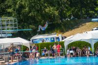 Hier darf es gerne kräftig spritzen: Splash Diving im Sindelfinger Freibad.