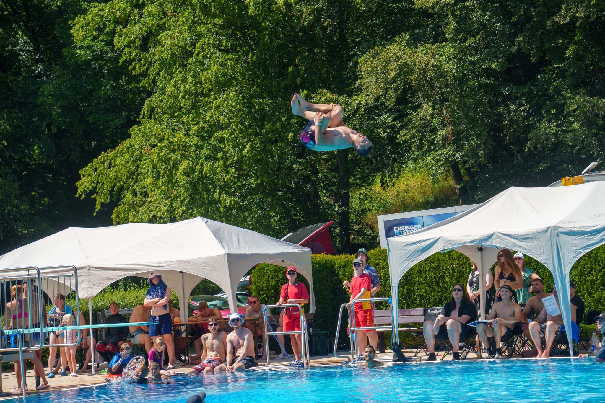 Hier darf es gerne kräftig spritzen: Splash Diving im Sindelfinger Freibad.