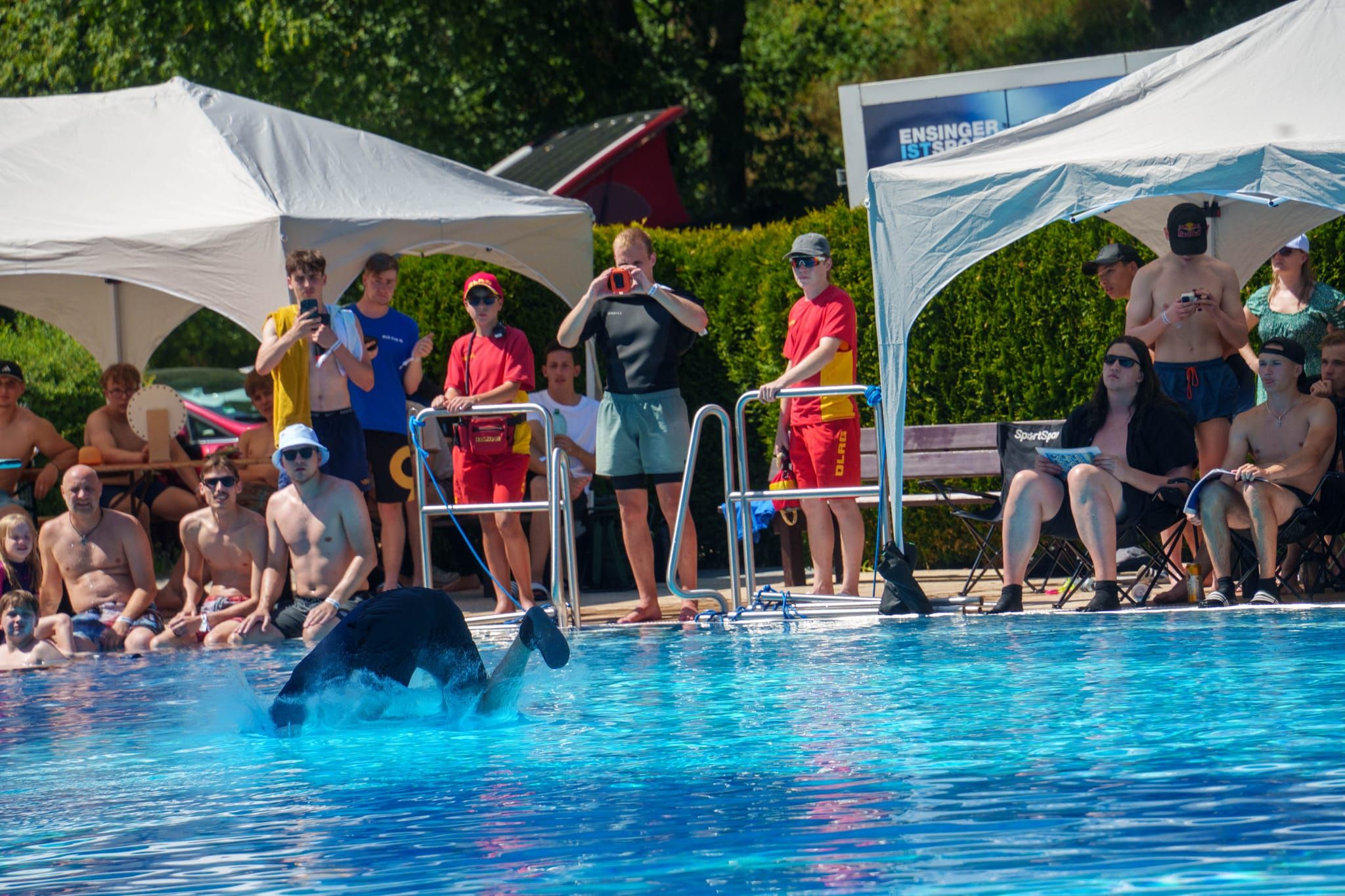Hier darf es gerne kräftig spritzen: Splash Diving im Sindelfinger Freibad.