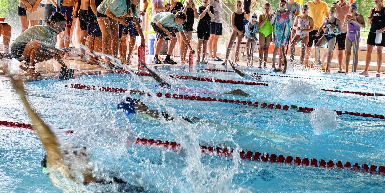 Die Rahmenbedingungen für die Schwimmwettkämpfe von "Jugend trainiert für Olympia" waren im Maichinger Gartenhallenbad optimal.