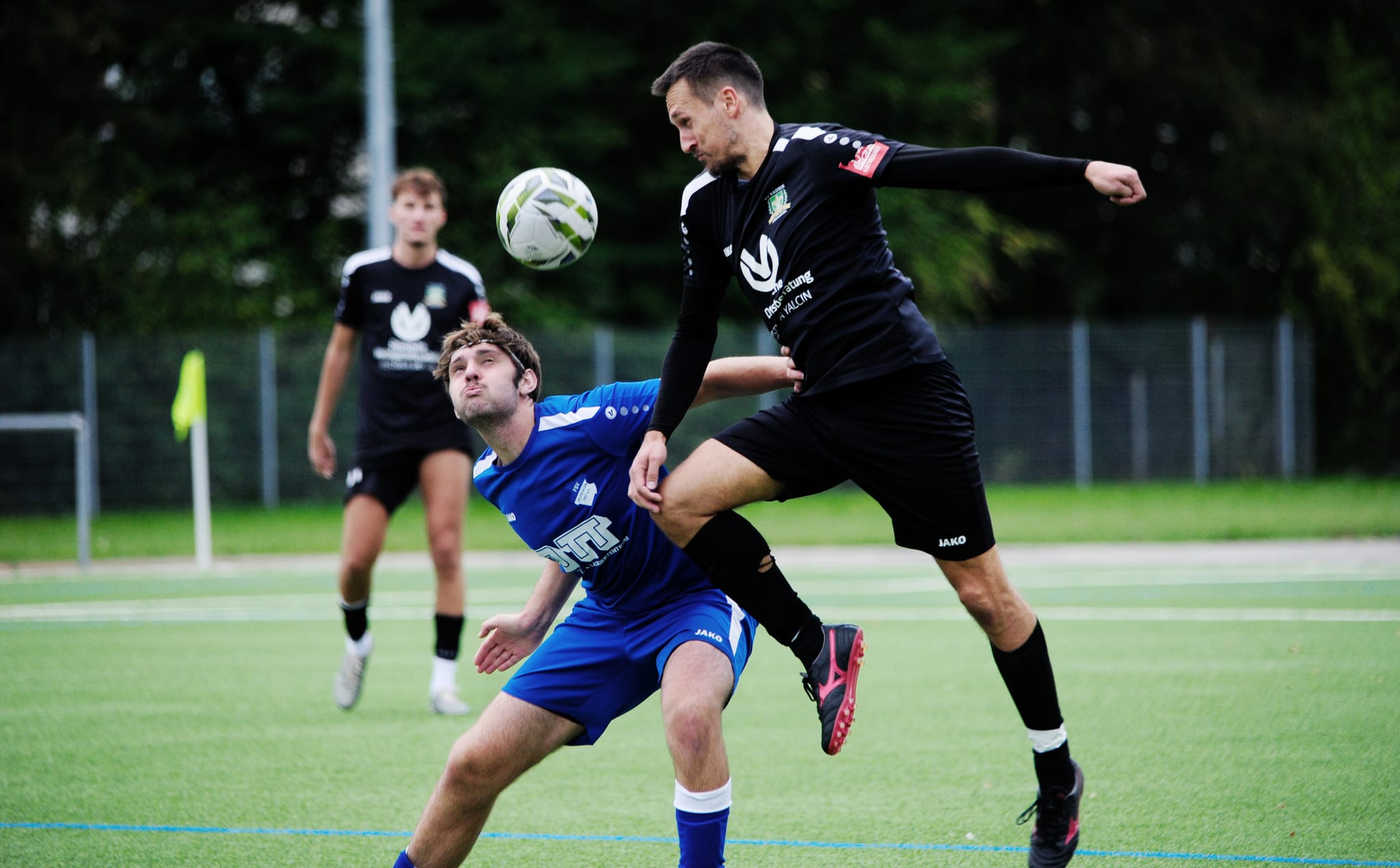Edwin Halilovic (rechts) hat mit FV Radnik Sindelfingen die Tabellenführung in der Kreisliga A3 übernommen.