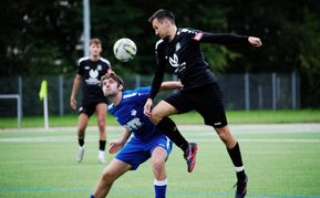Edwin Halilovic (rechts) hat mit FV Radnik Sindelfingen die Tabellenführung in der Kreisliga A3 übernommen.