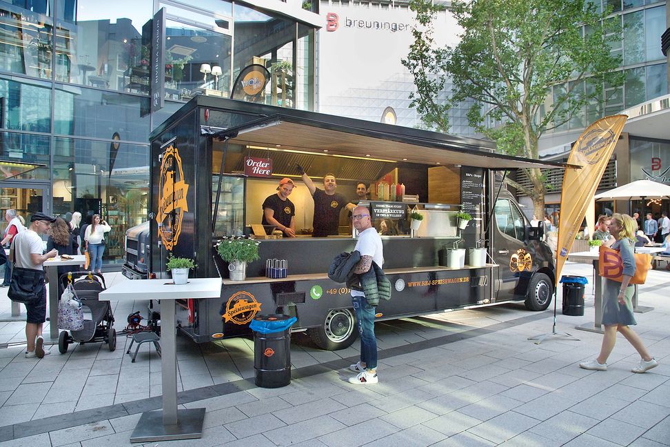 Rej's Speisewagen eröffnet  am 13. September dieSZ/BZ- Streetfoodwochen auf dem Parkplatz des Röhm Verlags. Bild: Rej Speisewagen