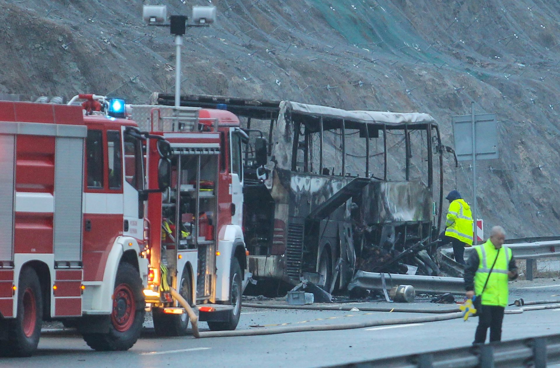 Am 23. November starben 45 Mazedonier in einem Reisebus, der in die Leitplanke krachte und in Flammen aufging. Es war einer der schwersten Busunfälle in den vergangenen 20 Jahren.
 Foto: AFP/DIMITAR KYOSEMARLIEV