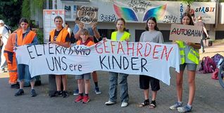 Schüler protestieren mit einem Banner vor dem Sindelfinger Stiftsgymnasium.Bild: z