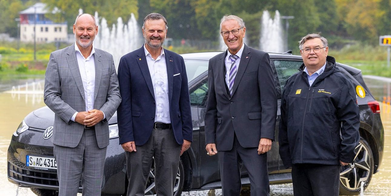 (v. l.) Martin Georg Cohn (OB Leonberg), Michael Saur (ADAC Württemberg), Roland Bernhard (Landrat Böblingen) und Carl-Eugen Metz (ADAC Württemberg).Bild: ADAC
