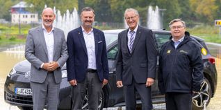 (v. l.) Martin Georg Cohn (OB Leonberg), Michael Saur (ADAC Württemberg), Roland Bernhard (Landrat Böblingen) und Carl-Eugen Metz (ADAC Württemberg).Bild: ADAC