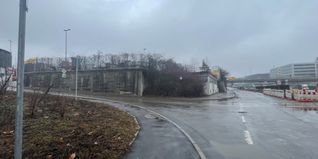 Hier geht‘s dann nur noch nach links. Weiter geradeaus Richtung Waldenbucher Straße ist nicht mehr möglich: Dieser Abschnitt der IBM-Straße wird in beide Richtungen gesperrt.