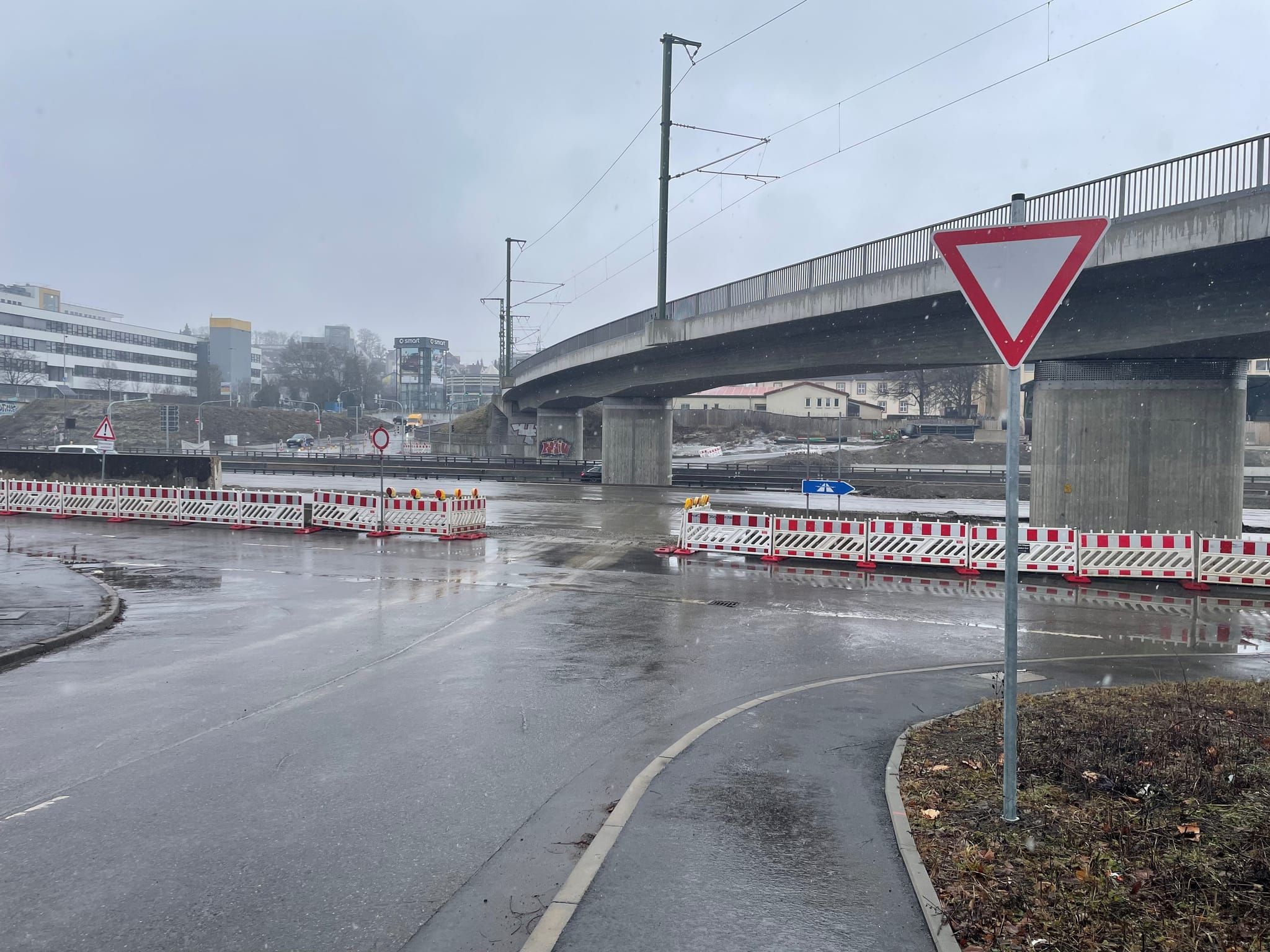 Die IBM-Straße wird zur Einbahnstraße. Das heißt: Vom Baumarkt aus können Autofahrer an dieser Stelle nicht mehr nach rechts abbiegen.