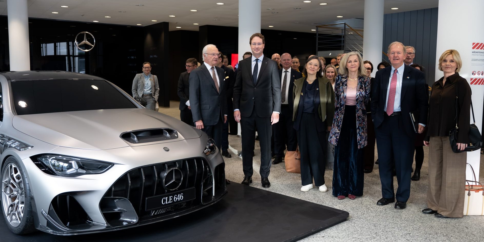König Carl XVI. Gustaf, Ola Källenius und die schwedische Delegation beim Besuch in Sindelfingen.