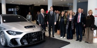 König Carl XVI. Gustaf, Ola Källenius und die schwedische Delegation beim Besuch in Sindelfingen.