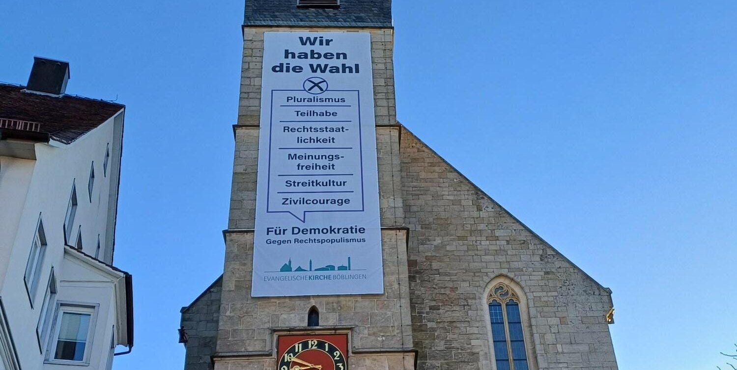Unübersehbar: Die Evangelische Kirchengemeinde zeigt Flagge.