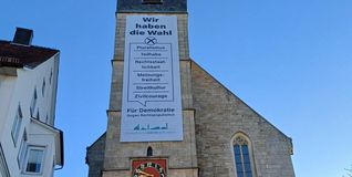 Unübersehbar: Die Evangelische Kirchengemeinde zeigt Flagge.