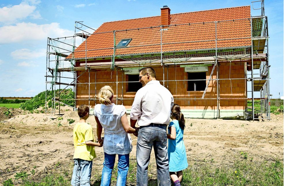 Häuslebauer und Wohnungskäufer müssen sich immer höher verschulden.