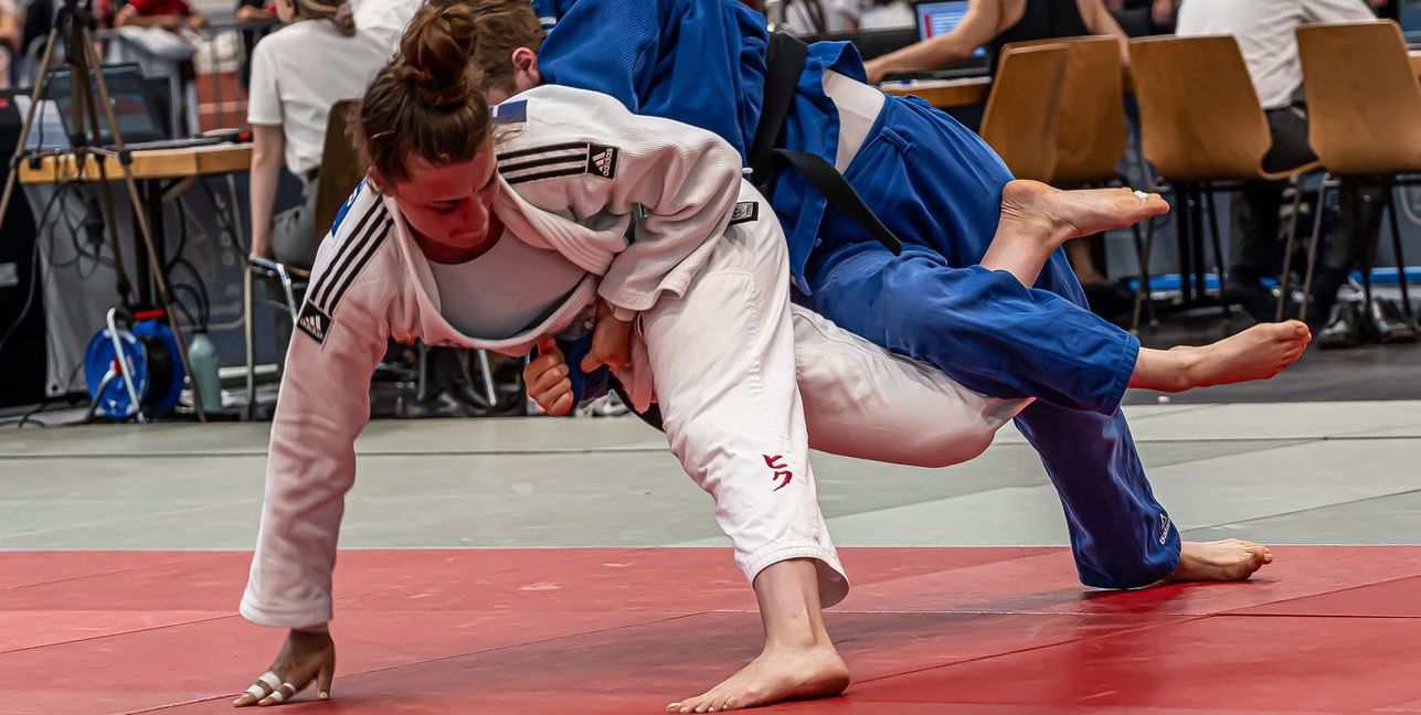 Auf sie war auch diesmal wieder Verlass: Alina Lengweiler (vorne) siegte gegen Altenfurt in beiden Einzelbegegnungen. Bild: Vilz